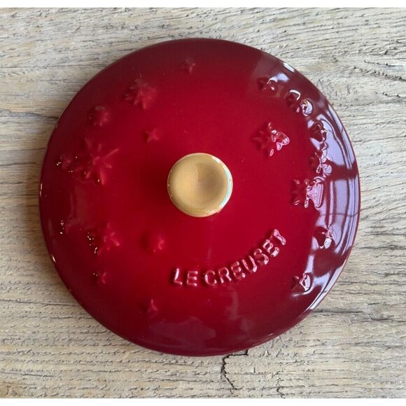 NEW Le Creuset Stoneware Mini Marmite Star Relief w/golden knob, 12cm, Cerise - Picture 8 of 11